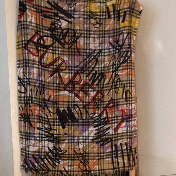 BURBERRY GRAFFITI SCARF - Picture 3 of 9